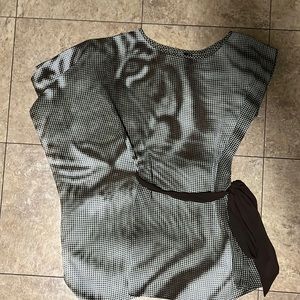 Womens tunic length top. Sheer, flowy material. Super cute on!